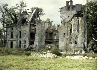 Ruines du château Plessis après la retraite des Allemands, Noyon, Oise, France, 1917 - Fernand Cuville